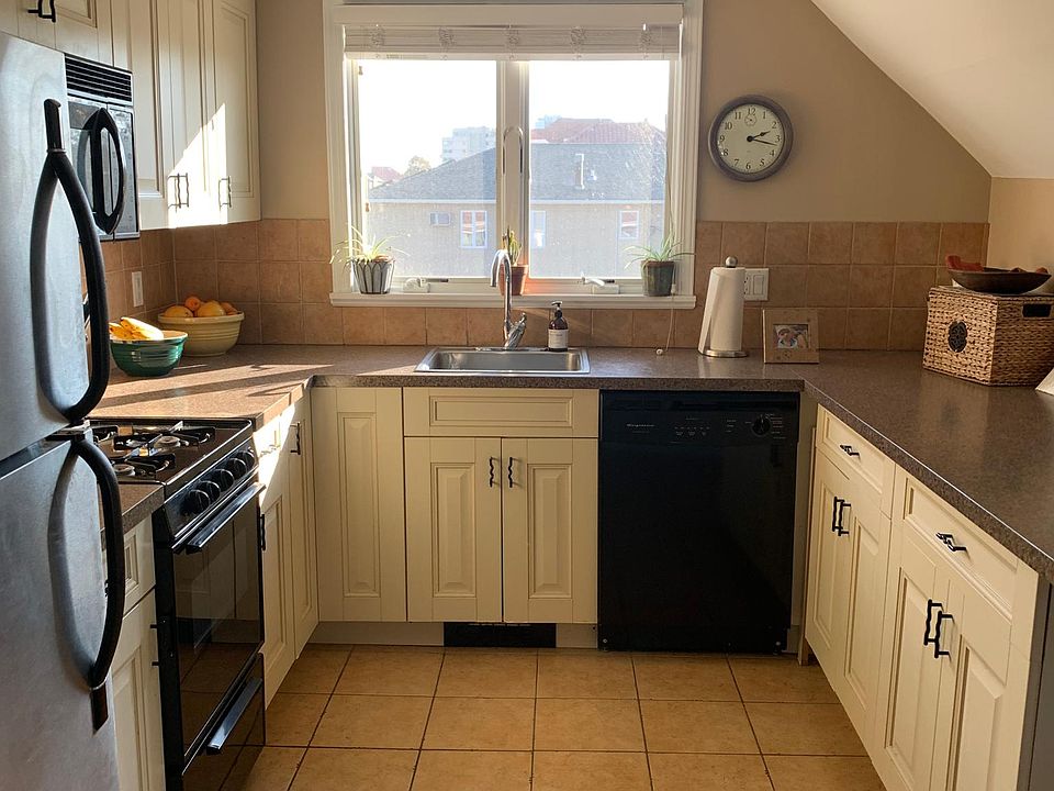 Nice updated kitchen, granite countertops, italian cabinets