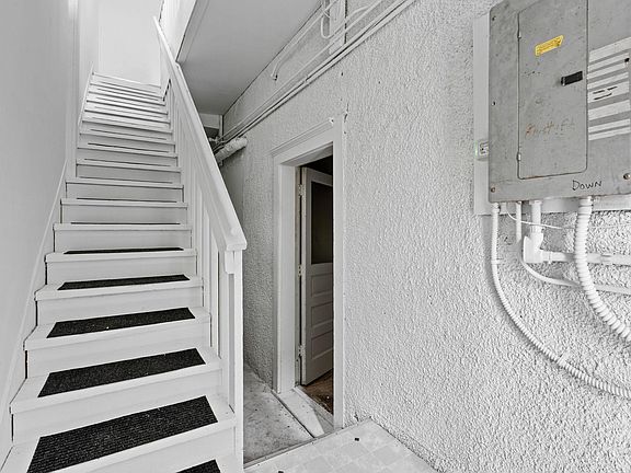 4th image of 2600 Washington St NE