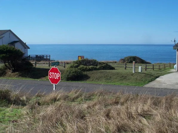 19 Neptune Rd, Whitethorn, CA 95589