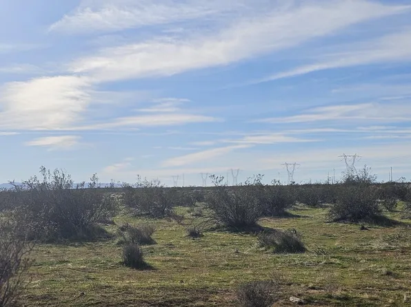 105th St W, Rosamond, CA 93560