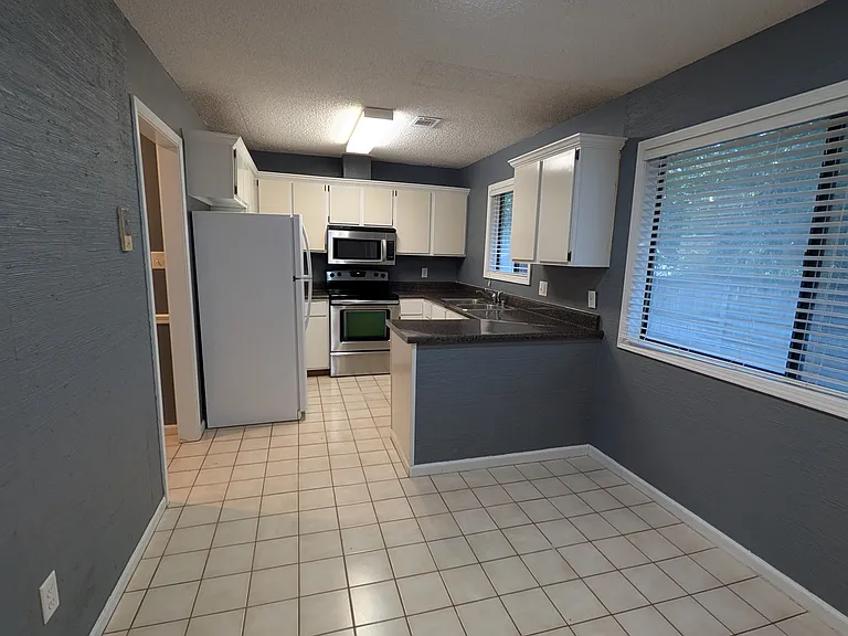 1605 Teresa Cir — Photo 11