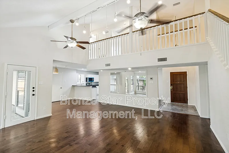 3 bed, 2.5 bath, 1924 sqft, $2,600 — Photo 3