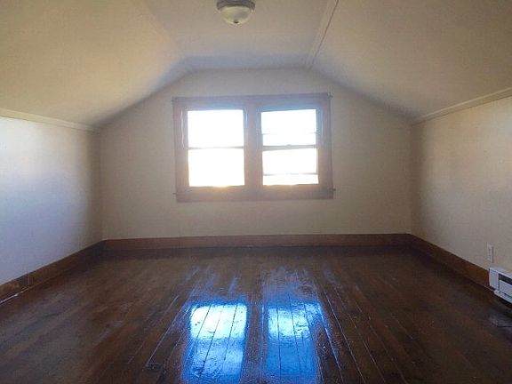 5th image of 220 Custus St