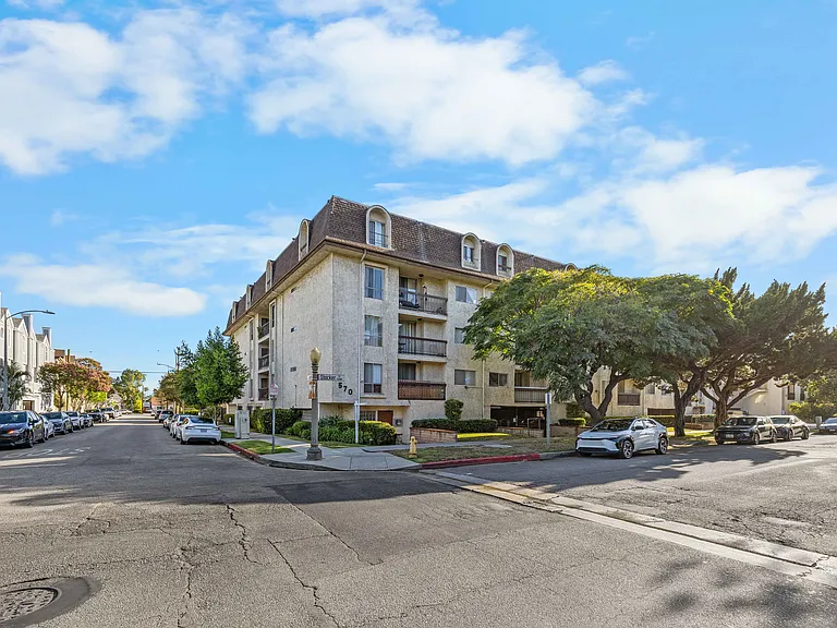 570 W Stocker St #216 — Photo 23