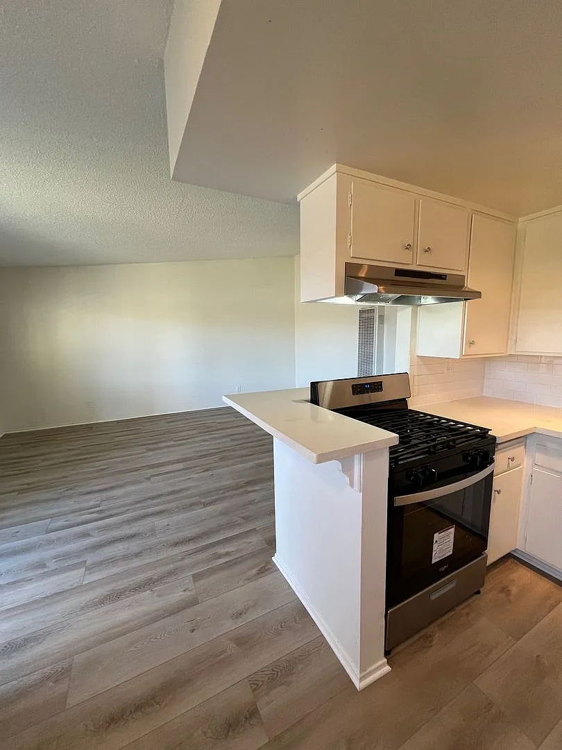 1021 E Cypress Ave — Photo 2