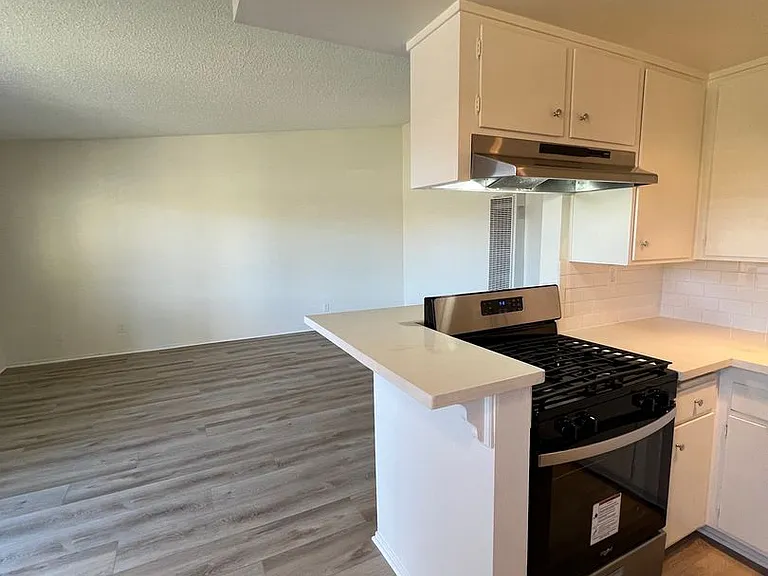 1021 E Cypress Ave — Photo 2