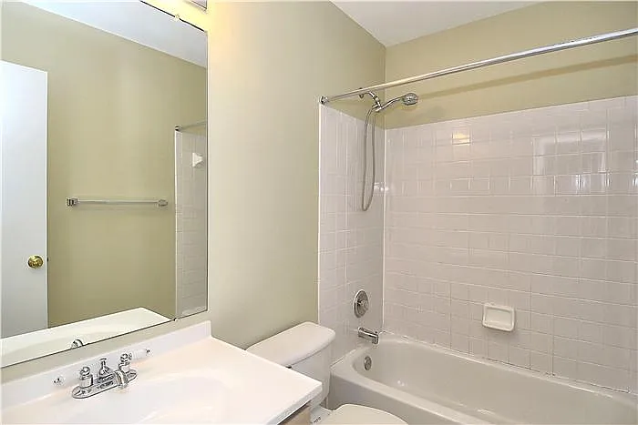 Photo 2 of 25 - 18113 Royal Bonnet Cir - Gaithersburg, MD Building Photo - 18113 Royal Bonnet Cir