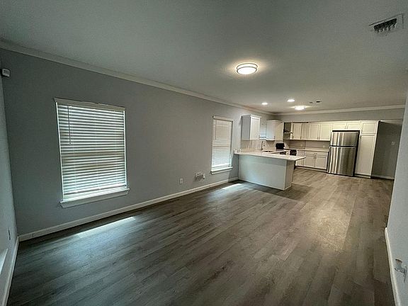4th image of 2367 Burnet St