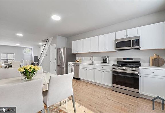 3rd image of 404 N Lakewood Ave
