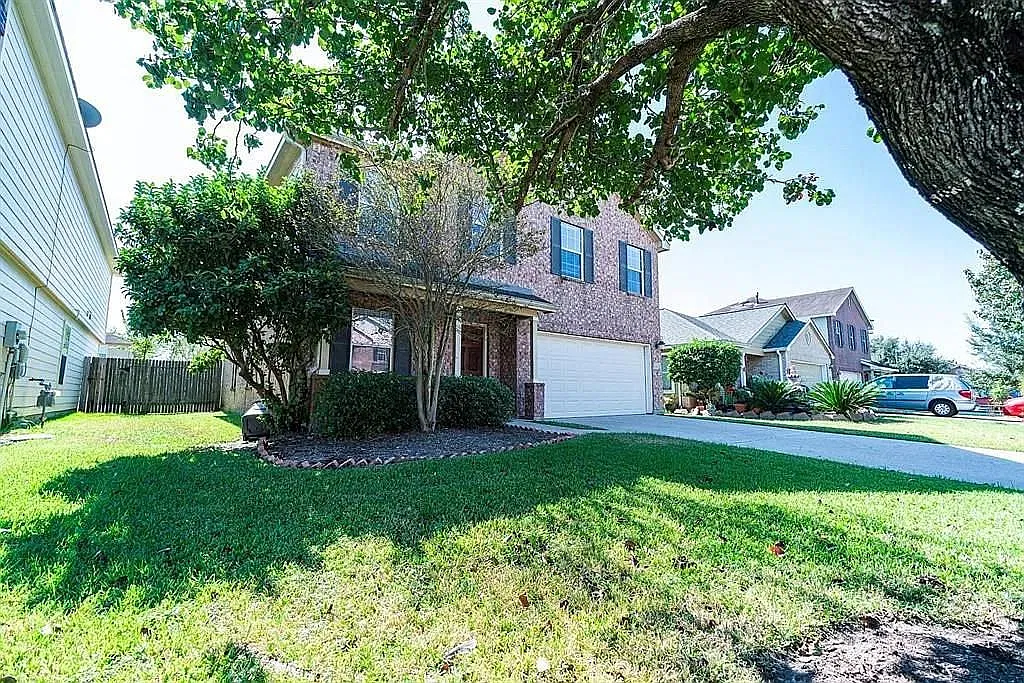 4 bed, 2.5 bath, 2214 sqft, $2,300 — Photo 2