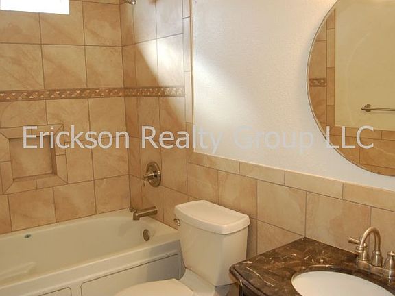 Hall bath, jacuzzi tub