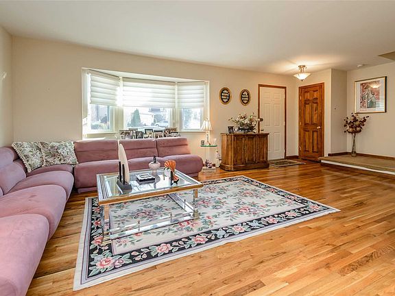 3rd image of 17 Dartmouth Dr