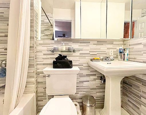 3rd image of 527 E 5th St APT 2