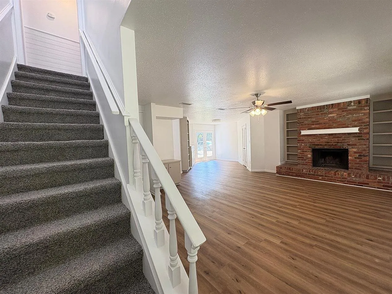 208 Avon Ct — Photo 4