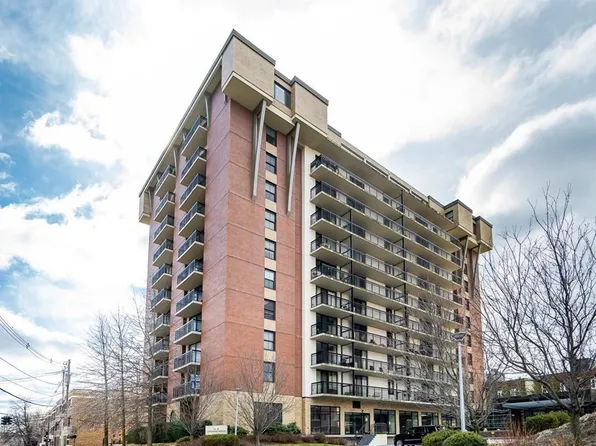 60 Longwood Ave APT 208, Brookline, MA 02446