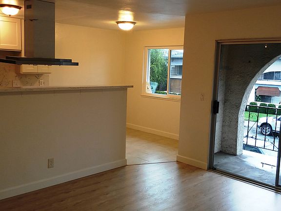 3rd image of 1125 Delna Manor Ln APT 4