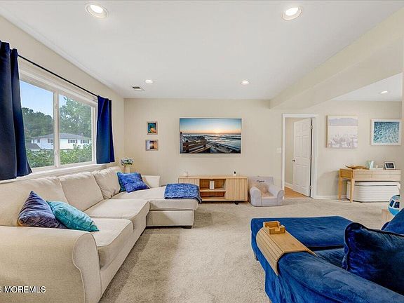 3rd image of 537 Roxbury Road