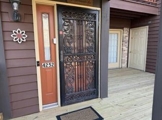 4252 S Ridgewood Ln, Greenfield, WI 53221