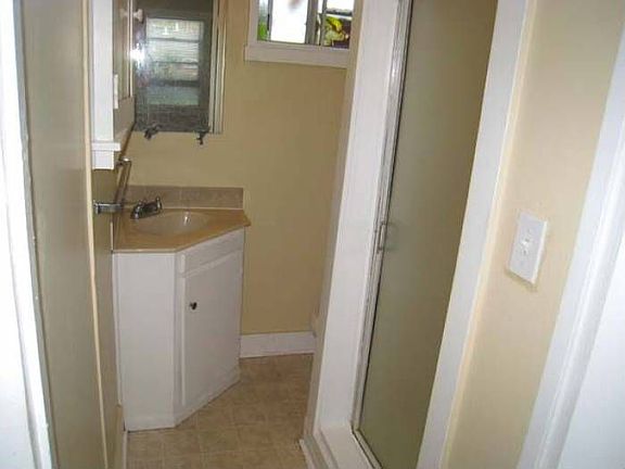 Bathroom w/ Shower