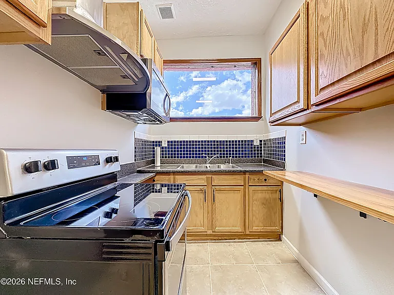 138 E Duval St — Photo 22