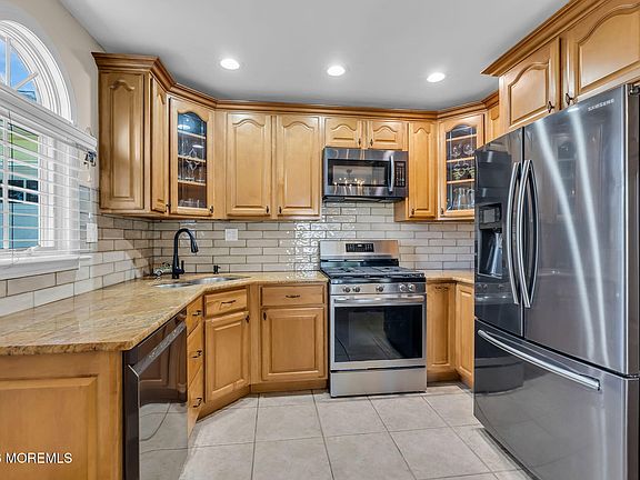 4th image of 9 Colonial Drive