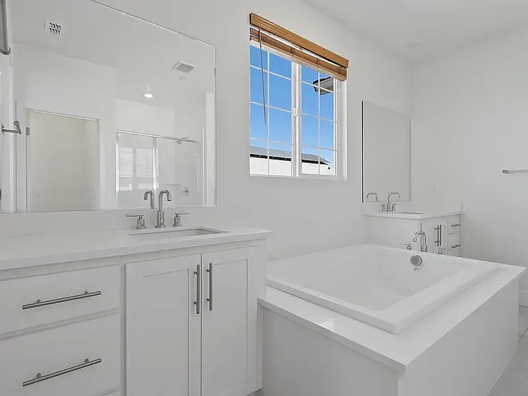 464 Coolcrest Dr — Photo 2