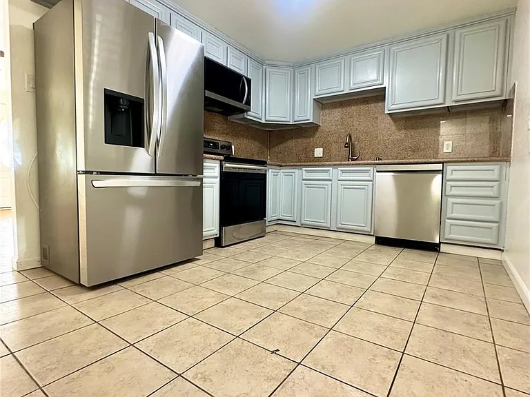 624 Winona Ct — Photo 3