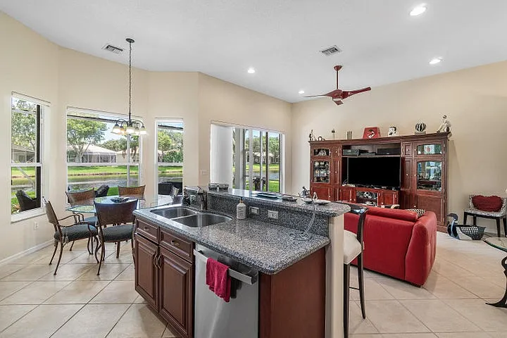 3 bed, 2436 sqft, $4,750 — Photo 4