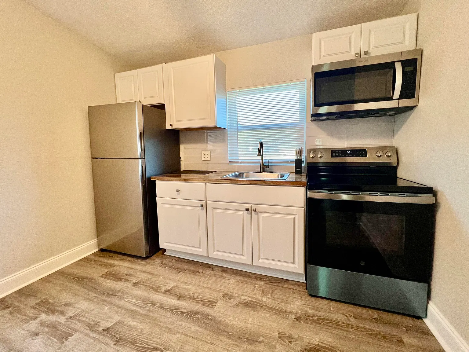 3 bed, 1.0 bath, 1097 sqft, $1,800 — Photo 4