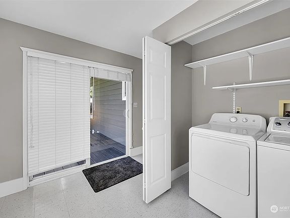 4th image of 4327 4th Ave NE #A