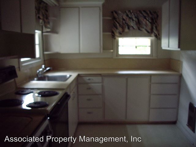 2nd image of 4335 SE Cedar St
