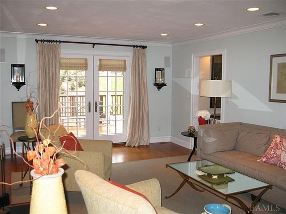 3rd image of 835 Soundview Dr