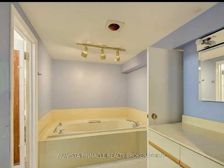 530 Huron St — Photo 17