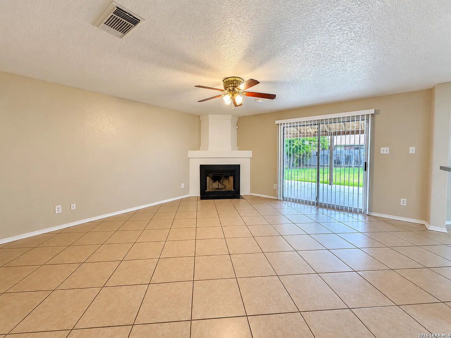 4 bed, 2.5 bath, 2571 sqft, $1,950 — Photo 3