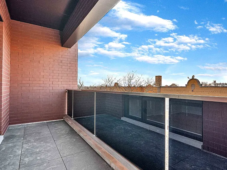 3087 N Avers Ave #E — Photo 20