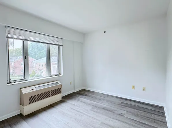 64-34 Grand Cent Parkway image 13 of 25