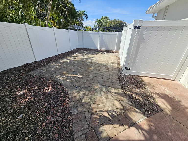 244 SE 20th Ct — Photo 15