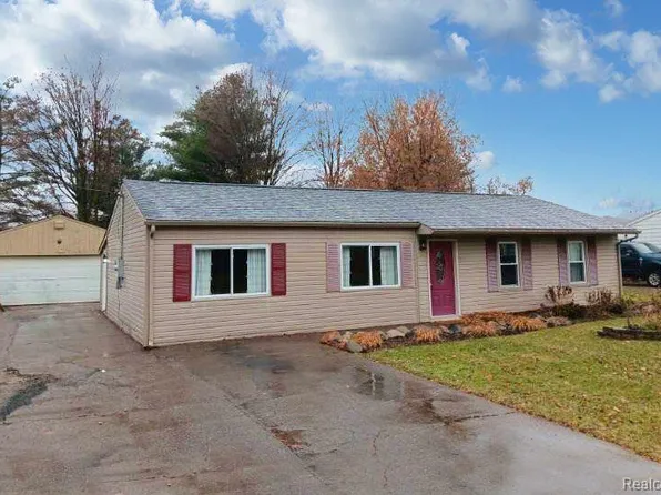 1418 Winfield Dr, Swartz Creek, MI 48473