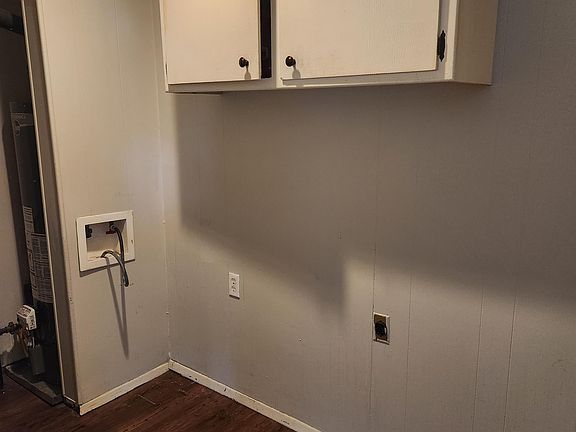 Washer/Dryer hookups