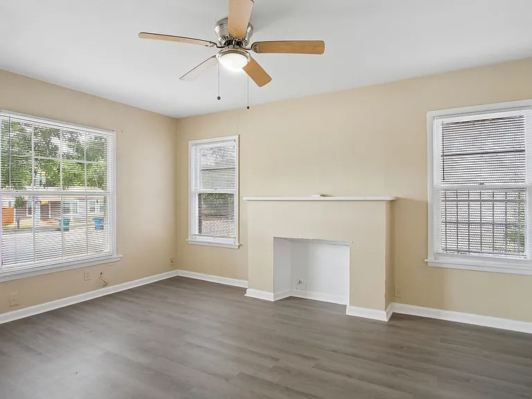 2818 E Houston St — Photo 19