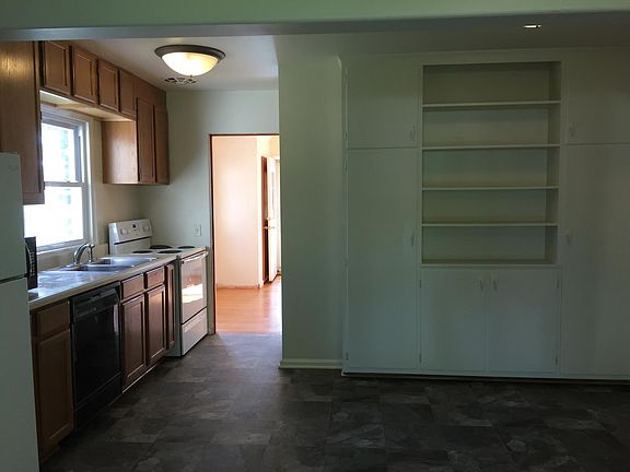 4th image of 709 Ives Ave