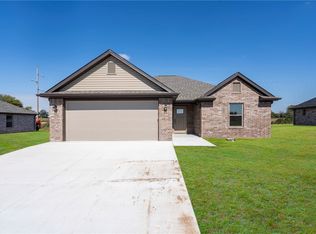 1121 Center Court Cir, Grove, OK 74344
