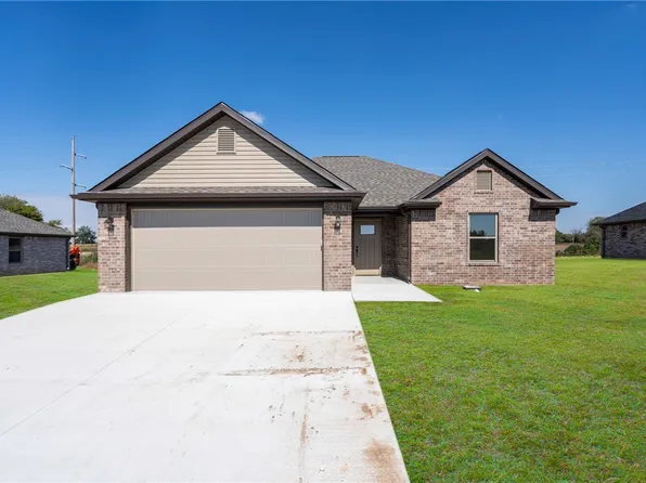 1121 Center Court Cir, Grove, OK 74344