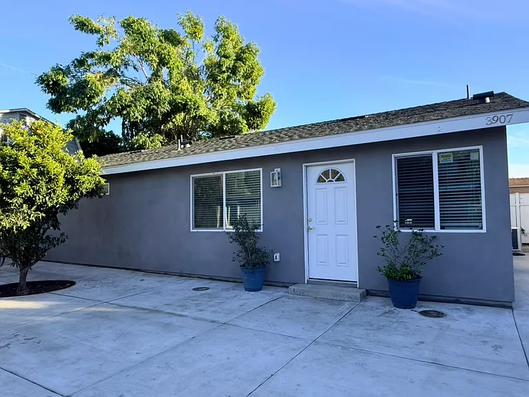 3905 Main St — Photo 1