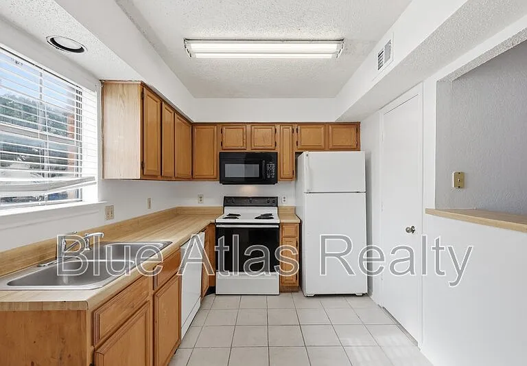 2713 Wimbledon Ct #D — Photo 6