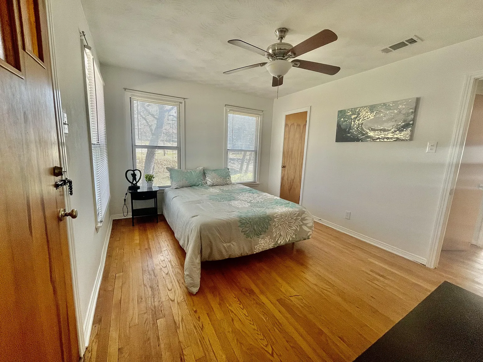 4 bed, 3.0 bath, 2200 sqft, $936 — Photo 2