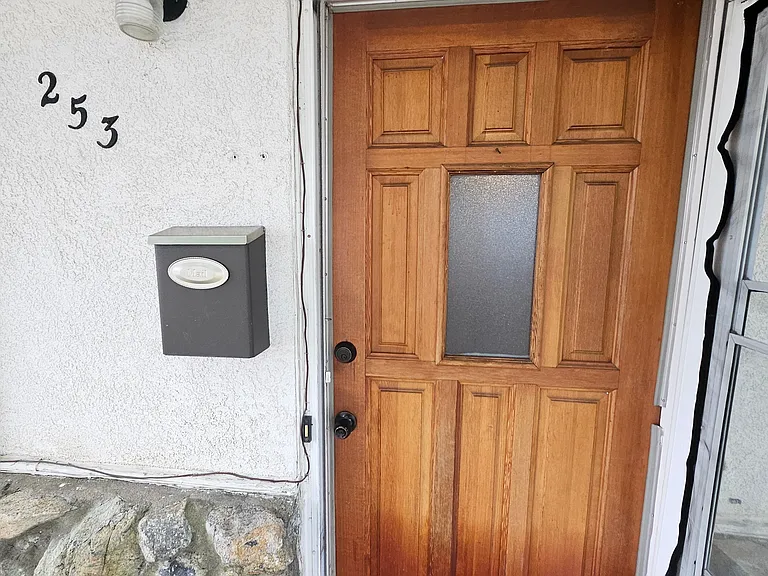 253 N Walnut Ave — Photo 3