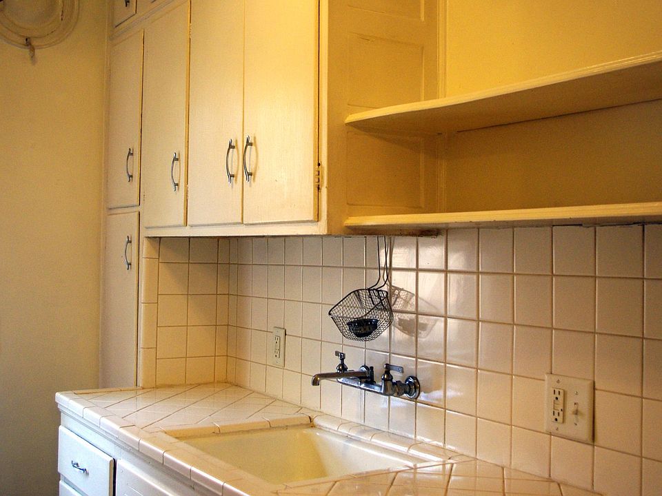 2nd image of 2516 N Robinson Ave APT A