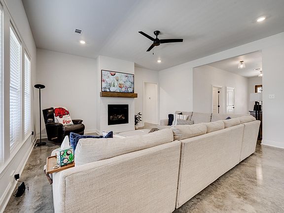4th image of 2498 Lilac Dr