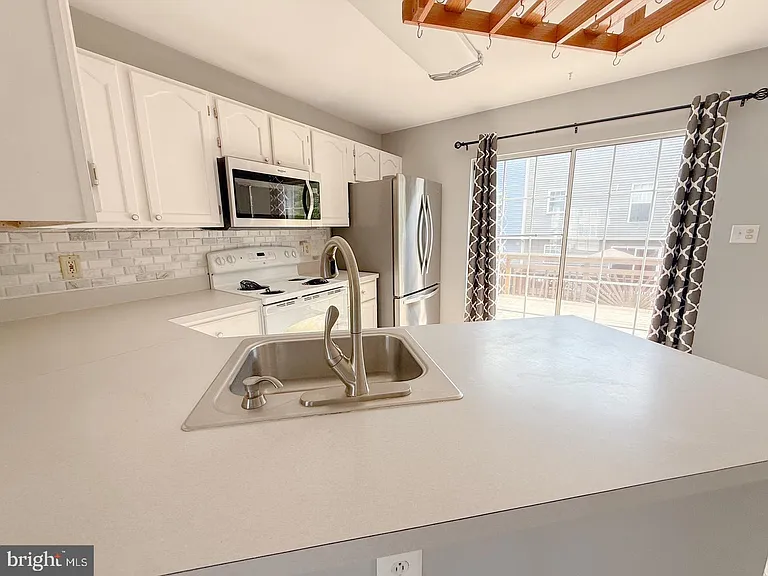 9424 Sea Breeze Ct — Photo 11